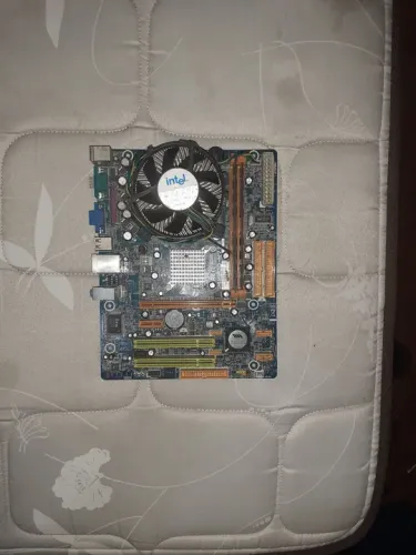 Placa mãe com memória e processador