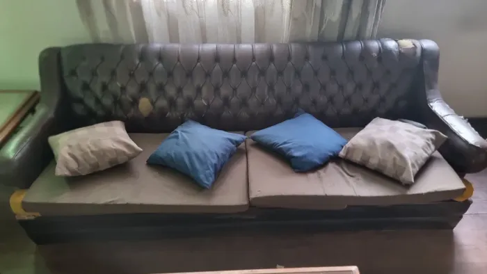 Sofá de 4 lugares e 2 poltronas de couro legítimo