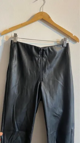 Calça de couro preta feminina