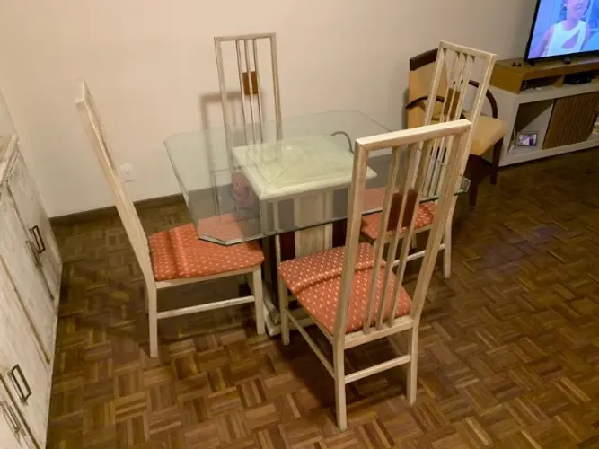 Mesa de Jantar de Madeira maciça detalhes em Pinho de Riga e Vidro Temperado p 04 pessoas
