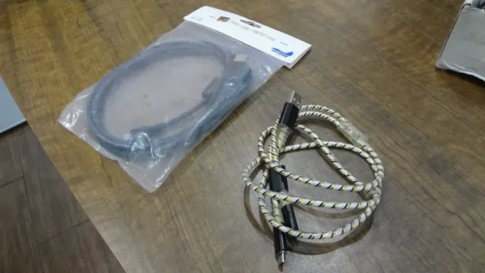 Cabo USB para Micro USB novos e usado, pequenos e grandes