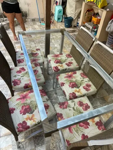 Mesa com 6 cadeiras - Vidro temperado e assento floral