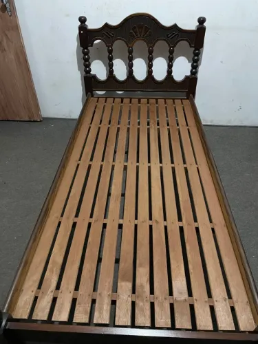 Cama madeira maciça com entalhes 