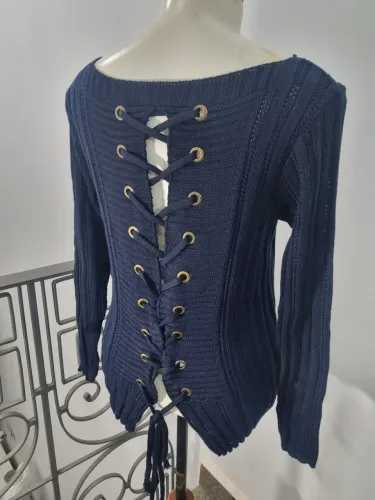 Blusa Tricot Transpassada com Ilhos Azul Marinho