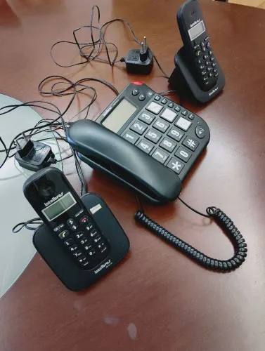 Dois telefones sem fio e um telefone de mesa 