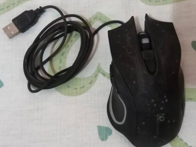 Mouse gamer com 5 botões. Iluminação RGB