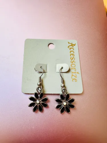 Brinco de florzinha preta Accessorize