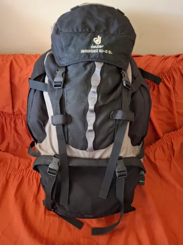MOCHILA DEUTER AIRCONTACT 60+10 SL + COM CAPA DE CHUVA.
