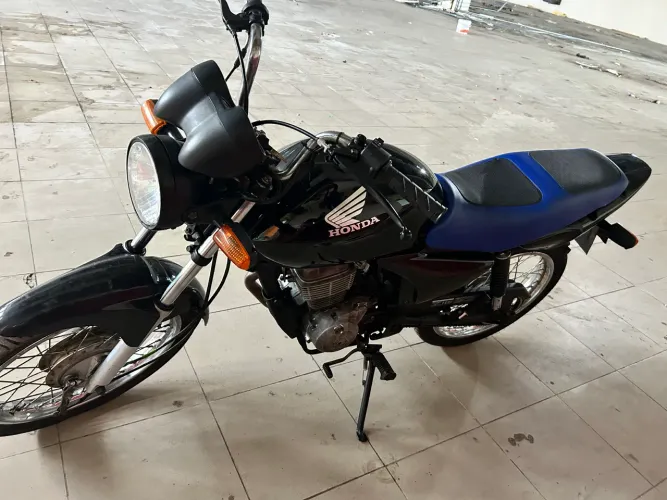 Potência: aproximadamente 14 cv para a versão ?TITAN-ES? 2004.   