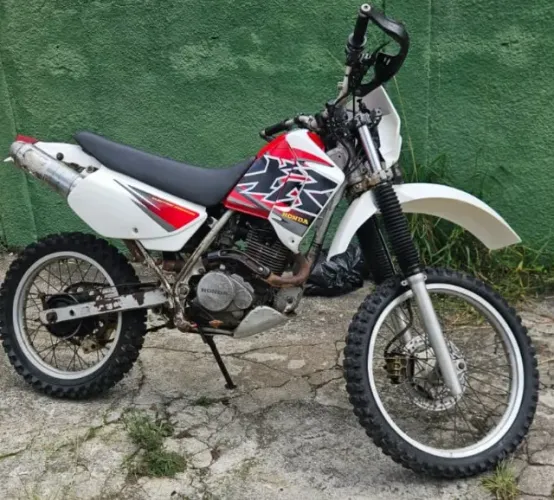 VENDO MOTO DE TRILHA-HONDA - NX 200 (carenagem XR 200)   Ano 2000, possui documento.