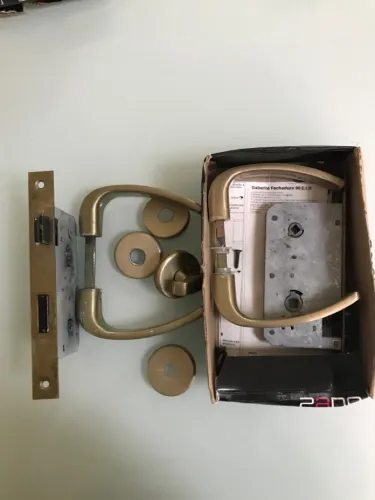 Fechadura para porta de banheiro