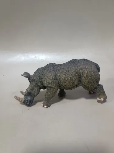 Rinoceronte de brinquedo para crianças