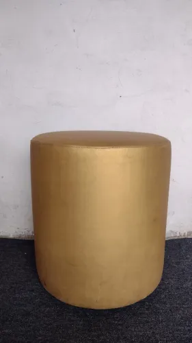 PUFF DOURADO REDONDO EM ÓTIMO ESTADO