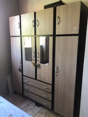 Guarda roupa 4 portas , 4 maleiros , 3 gavetas 