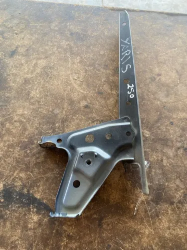 Suporte da fechadura do capô Yaris