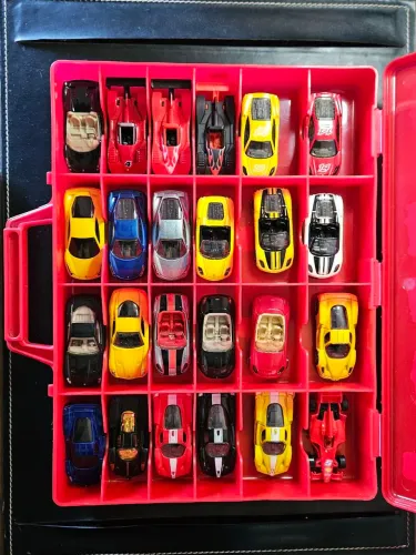 Coleção de Ferraris Hot Wheels - 40 Miniaturas + 2 Maletas | Somente Venda Completa