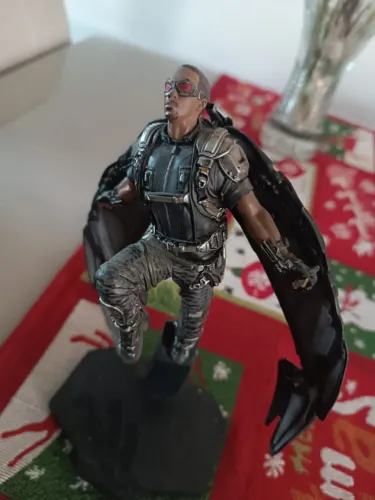 boneco do falcão da iron studio