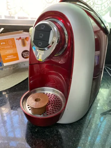 Cafeteira Dolce Gusto Três Corações vermelha com cápsula reutilizável de brinde