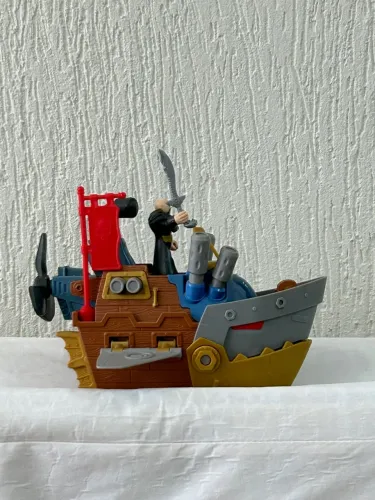 Navio pirata Mattel com figura