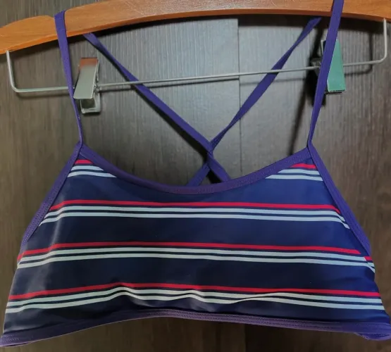 Top de biquíni listrado azul, vermelho e branco