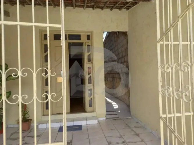 Casa localizada no Bairro América, em Aracaju/SE.