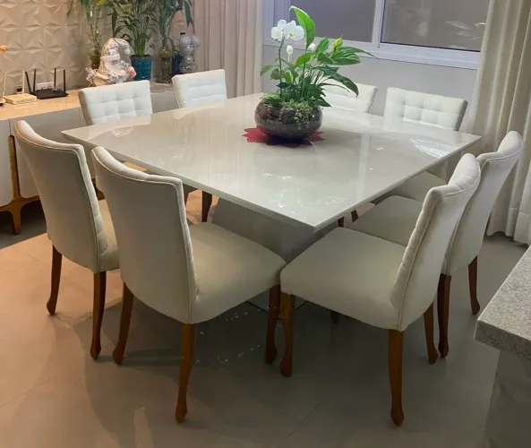Mesa de jantar 150x150 madeira maciça laqueada com tampo de vidro