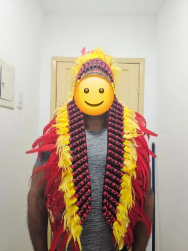 Cocar vermelho e amarelo