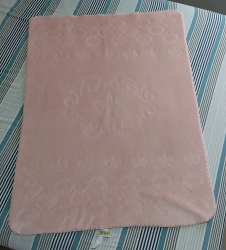 Cobertor de Bebê alto relevo Colibri Rosa. Tamanho 80×110cm