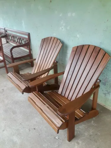 Cadeira Poltrona Pavão de Madeira Maciça de Demolição 