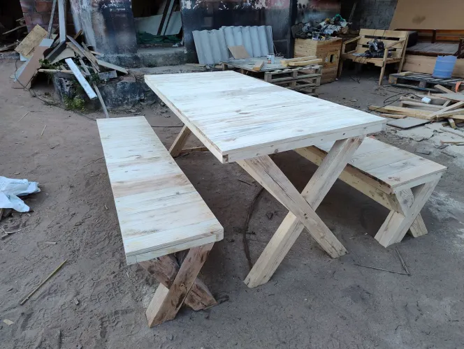 Mesa em madeira de pinus tratado 