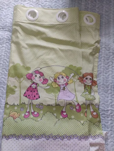 Cortina Infantil com Estampa de Meninas Brincando