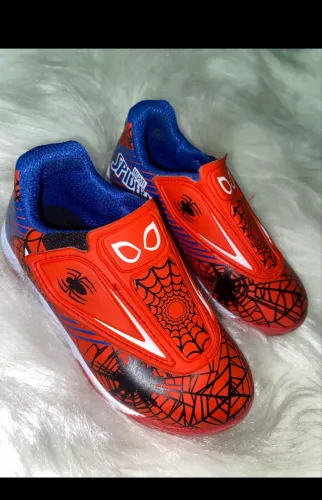 Chuteira homem aranha