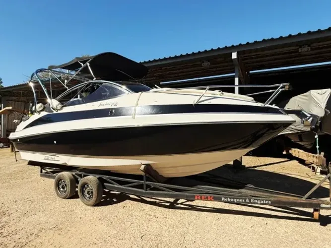 Lancha Focker 230 - Ano 2012 - Apenas 305h no motor