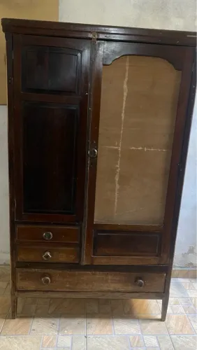 Armário de madeira antigo