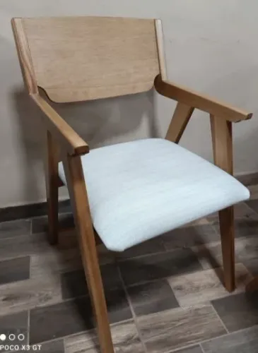 Cadeira de jantar madeira maciça Tauari com braço