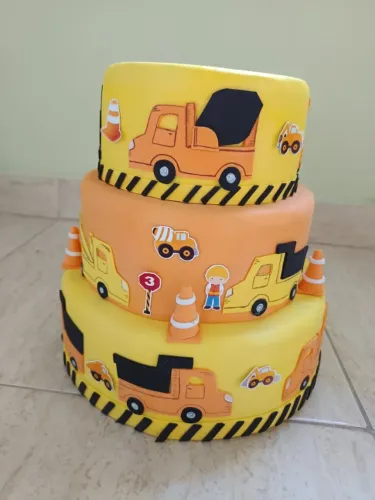 Bolo fake carrinhos 