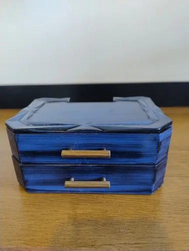 Porta Jóias em PVC Antigo, com 2 gavetas e puxadores dourados 