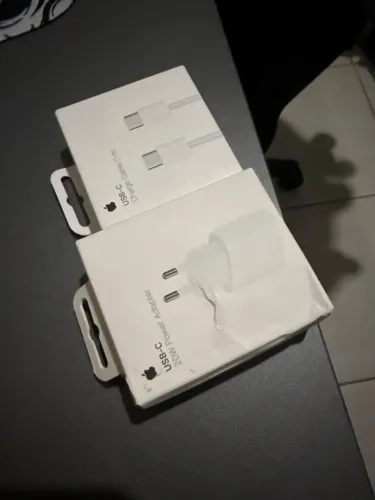 Fonte original Apple, tipo C 20W e cabo original 