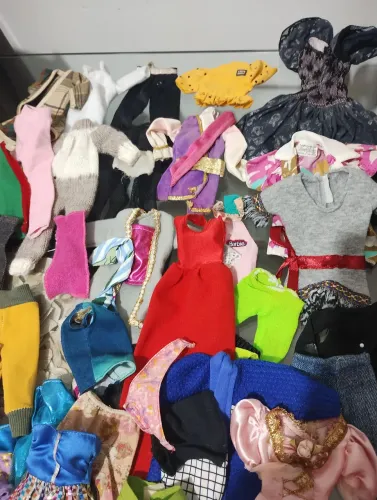 Lote de roupinhas de Barbie 