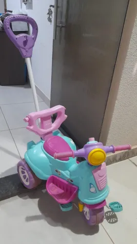 Triciclo Infantil com empurrador / MENINA