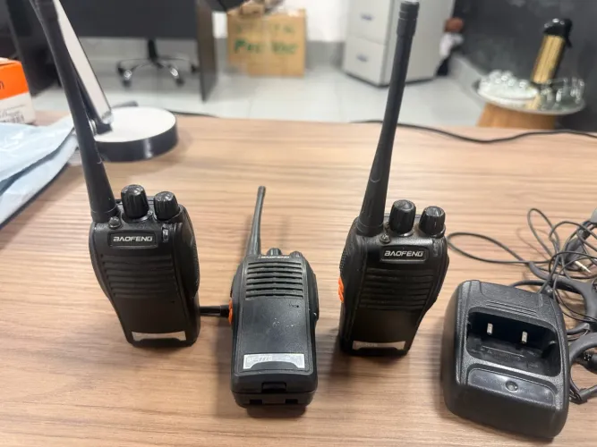 KIT Radio Comunicador Baofeng BF-777S, tipo walkie-talkie.