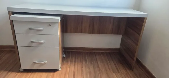 Mesa de escritório com gaveteiro
