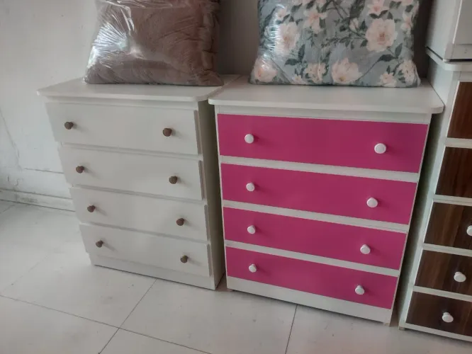 Cômoda de 4 gavetas