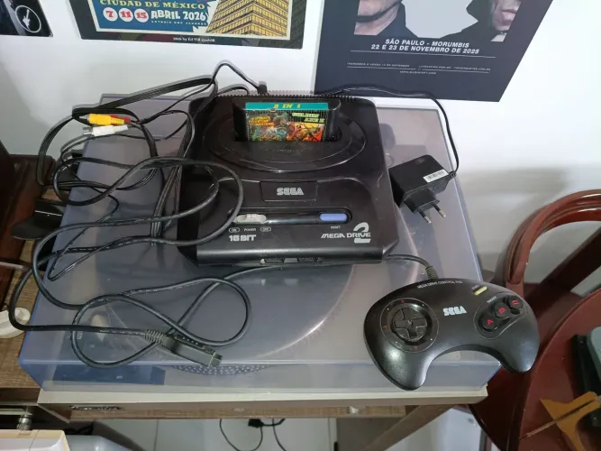 Console Megadrive 2 com controle e jogo