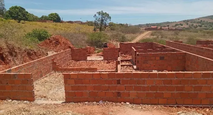 Terreno 188m² com construção iniciada- Loteamento Bela Vista ( Água e Luz na porta).