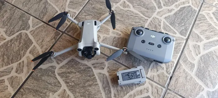DJI mini 3 pro voando sem imagem.