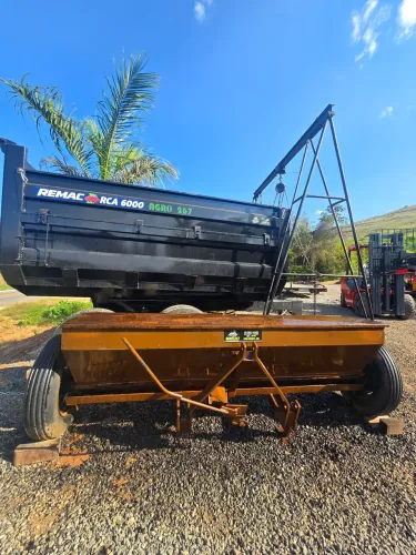 Distribuidor de calcário 550 kg Santa isabel para trator 