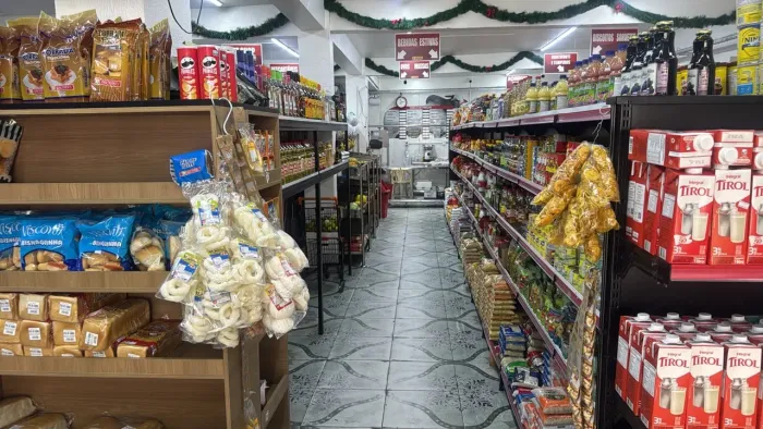 Estou vendendo mercado alvorada valor a cobina entra em contato *0