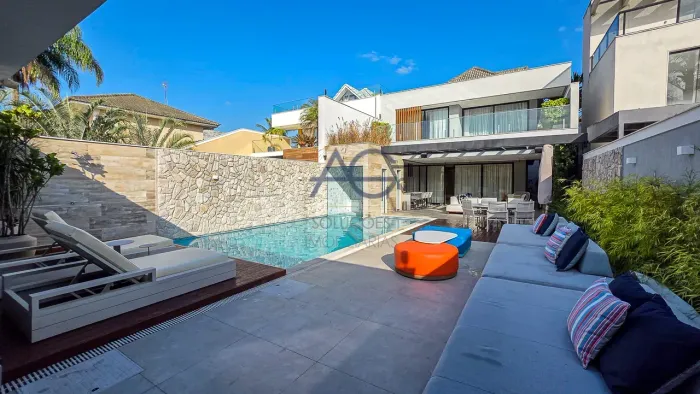CASA A VENDA CONDOMINIO FECHADO BARRA DA TIJUCA COM TODO MOBILIARIO