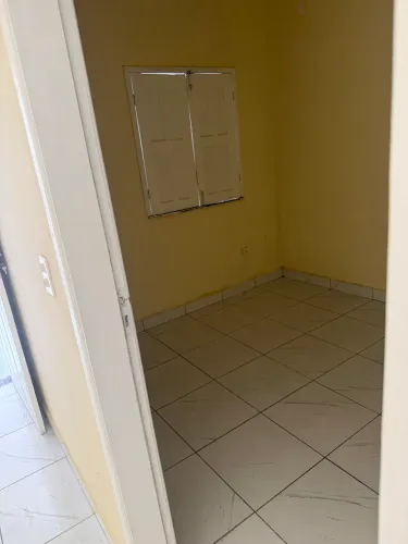 Casa de um quarto no mosqueiro e sala ampliada